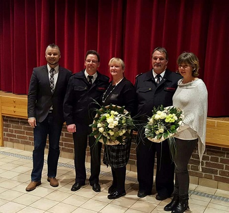 Foto: v.l. Bürgermeister Heiko Schmidt, stv. Leiter der Feuerwehr Markus Lukas mit Ehefrau Gerda Lukas, Leiter der Feuerwehr Jürgen Köhlitz mit Ehefrau Alice Köhlitz